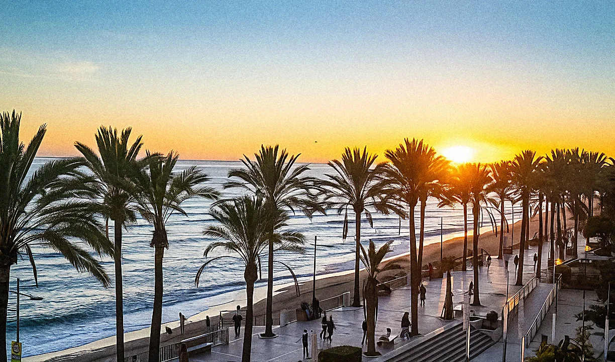 Praia ao entardecer, costa de Malaga